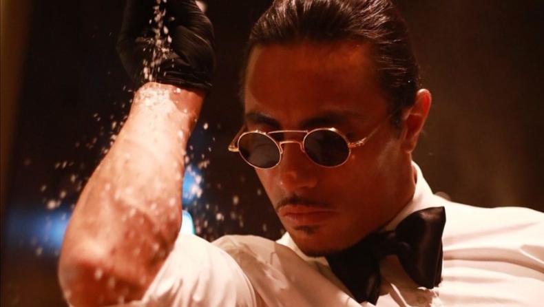 Τρολάρουν τον Salt Bae για τις τιμές στο νέο εστιατόριό του: «Πρέπει να πουλήσω το νεφρό μου» (vid)