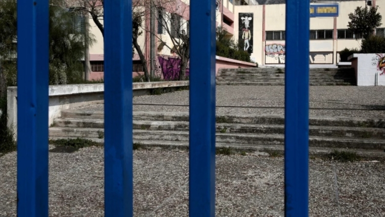 Τρόμος για 16χρονη σε σχολείο στον Βύρωνα: 22χρονος με κατεβασμένα παντελόνια προσπαθούσε να ανοίξει την πόρτα της τουαλέτας (vid)