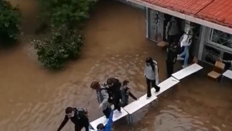 Μαθητές στη Νέα Φιλαδέλφεια έφτιαξαν γέφυρα με θρανία για να φύγουν από πλημμυρισμένο σχολείο (vid)