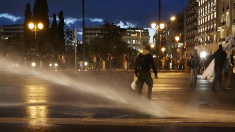 Ένταση στο Σύνταγμα: Χημικά από την αστυνομία στο πανεκπαιδευτικό συλλαλητήριο