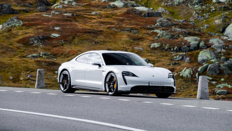 Νέοι καιροί, νέα ήθη στην Porsche: η Taycan ξεπέρασε σε πωλήσεις την 911