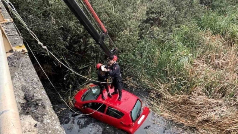 Αυτοκίνητο έπεσε σε κανάλι στη Θεσσαλονίκη: Σώες οι δυο γυναίκες 