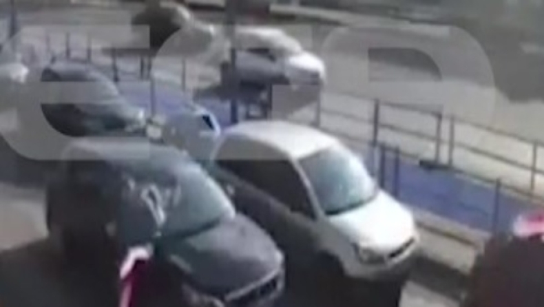 Η στιγμή που αυτοκίνητο παρασύρει πεζή στον παράδρομο της λεωφόρου Συγγρού (vid)