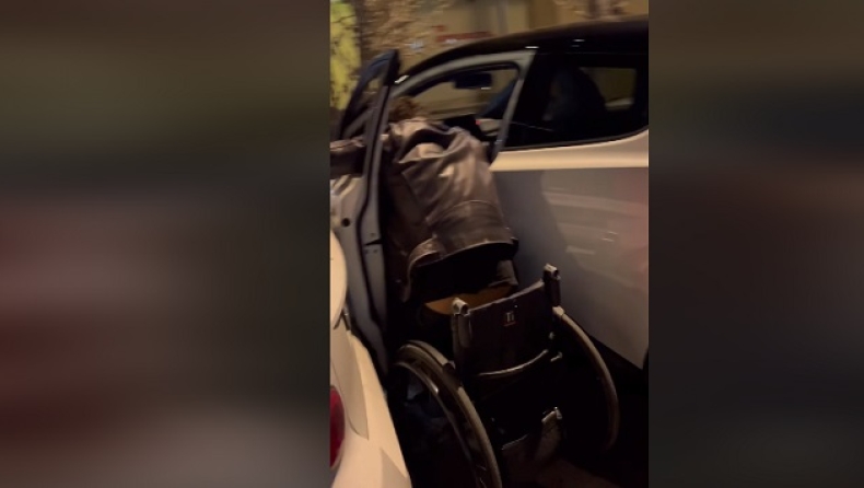Οργή του παραολυμπιονίκη Τσαπατάκη για ασυνείδητο που διπλοπαρκάρισε σε θέση για ΑμεΑ (vid)