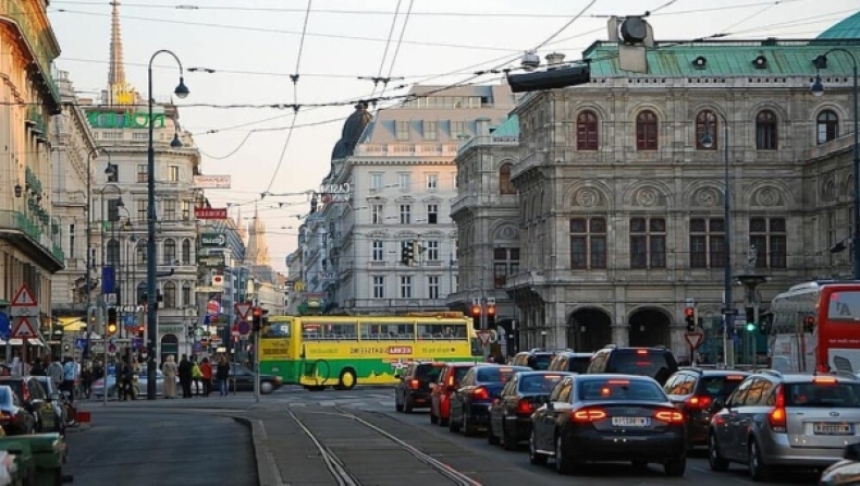 Αιματηρή επίθεση στη Βιέννη: Μπήκε σε εστιατόριο, άρπαξε μαχαίρι και κινήθηκε κατά πελατών