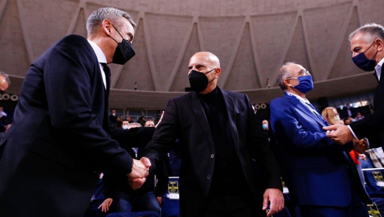 Γκάλης: Καταχειροκροτήθηκε κατά την είσοδο του στο Αλεξάνδρειο (vid)