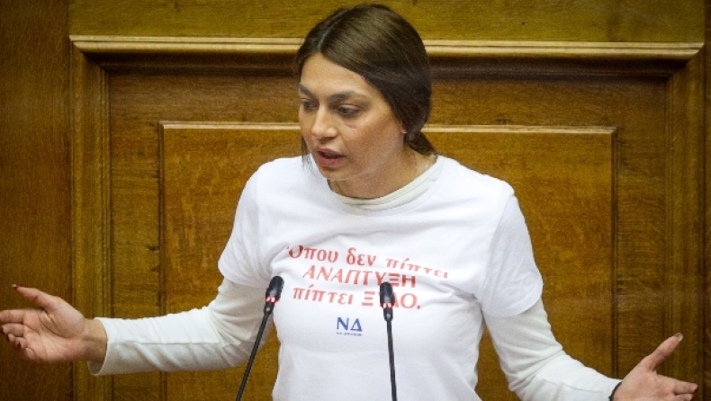 Τρομερό μήνυμα από τη Μαρία Απατζίδη στη Βουλή με μπλούζα: «Όταν δεν πίπτει ανάπτυξη πίπτει ξύλο. ΝΔ»
