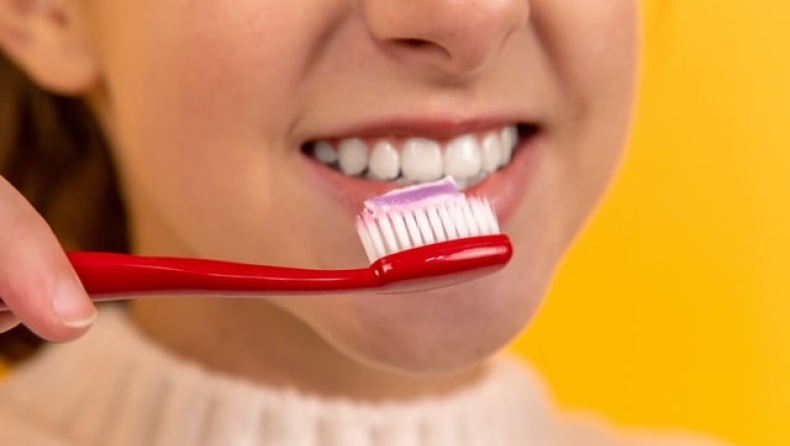 Προσοχή με την οδοντόβουρτσα: Δεν φαντάζεσαι πόσα μικρόβια κουβαλά