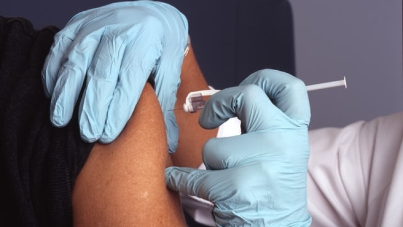 Κοντογεώργης για εμβόλιο κορονοϊού: «Εξετάζουμε να γίνει υποχρεωτική η 3η δόση για τους άνω των 65» (vid)