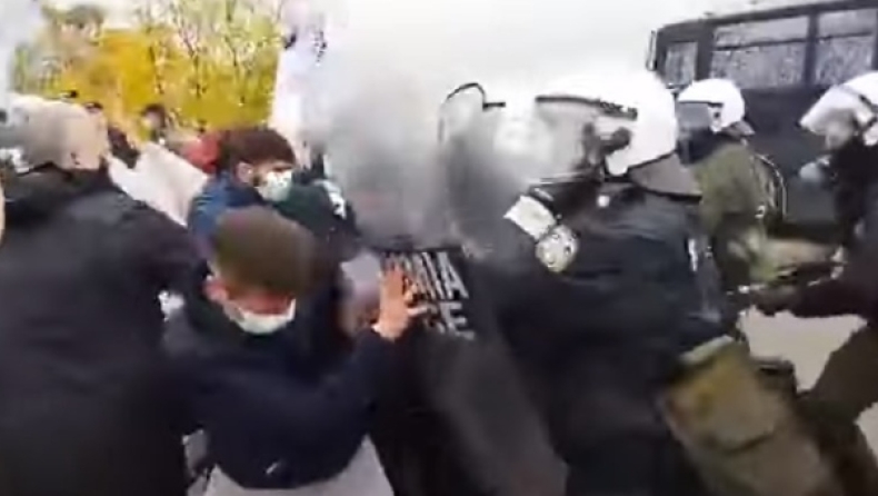Επεισόδια στην Κοζάνη πριν την επίσκεψη του Μητσοτάκη: Τους «έπνιξαν» στα δακρυγόνα (vids)
