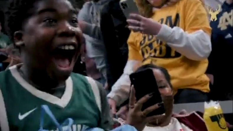 Αντετοκούνμπο: O Γιάννης έκανε δώρο παπούτσια και φανέλα σε πιτσιρικά και... τρελάθηκε από τη χαρά του (vid)