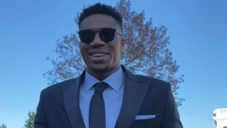 Αντετοκούνμπο: «Έδωσα υπογεγραμμένα παπούτσια στον πρόεδρο Μπάιντεν, ελπίζω να του κάνουν» (vid)