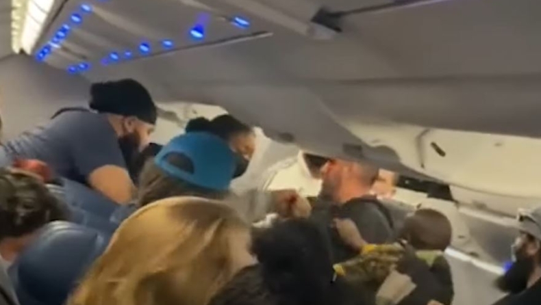 Μυθικό ξύλο σε πτήση της Delta Airlines: Επιβάτης έβαλε κάτι στην τσέπη του καθίσματος που ενοχλούσε τον μπροστινό (vid)