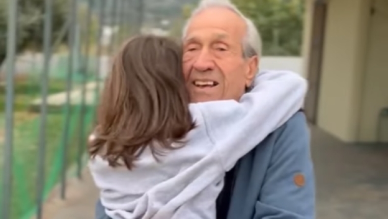 Η συγκινητική αγκαλιά του 9χρονου Στέλιου Κερασίδη στον 90χρονο Στέλιο Πρασσά, που τερμάτισε στον Μαραθώνιο! (vid)