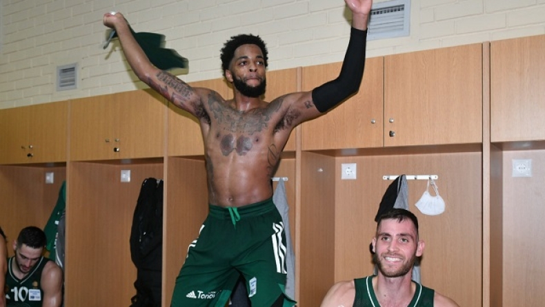 Ολυμπιακός - Παναθηναϊκός: Οι πανηγυρισμοί των Πρασίνων στα αποδυτήρια του ΣΕΦ (pics)