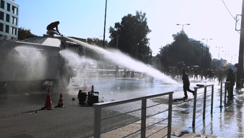 Οργή για τα χημικά και το ξύλο στους πυροσβέστες: «Το καλοκαίρι ήρωες, τώρα τους ρίχνουν δακρυγόνα»