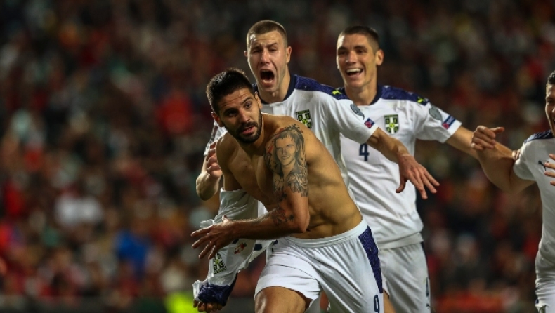 Παίκτες της Σερβίας πανηγύρισαν με μπλουζάκια με εθνικιστικό ύμνο 