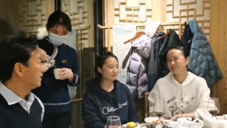 Κυκλοφόρησε βίντεο με την Πενγκ να τρώει σε εστιατόριο με τον προπονητή της (vids)