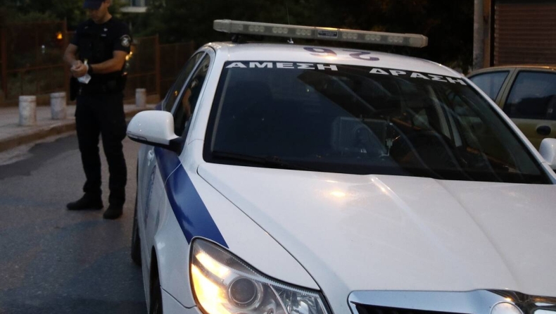 Φόβος και τρόμος στην Πάτρα: 30χρονος σπάει αυτοκίνητα και ενοχλεί περαστικούς και καταστηματάρχες (vid)