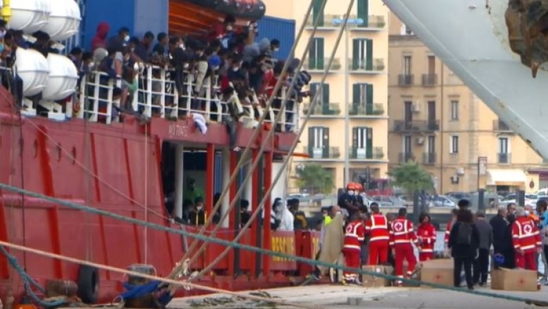 Το πλοίο Sea Eye 4 με τους 800 μετανάστες έφτασε στη Σικελία (vid)