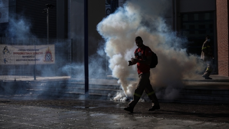 Η ΕΛ.ΑΣ. λέει «δεν έγινε χρήση κρότου-λάμψης» για τον τραυματισμό του εποχικού πυροσβέστη (vid) 