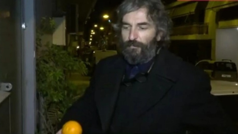 Σερβετάλης σε δημοσιογράφο έξω από το σπίτι του: «Θα σας δώσω ένα μανταρίνι, γιατί πρέπει να περιμένατε πολλή ώρα» (vid)