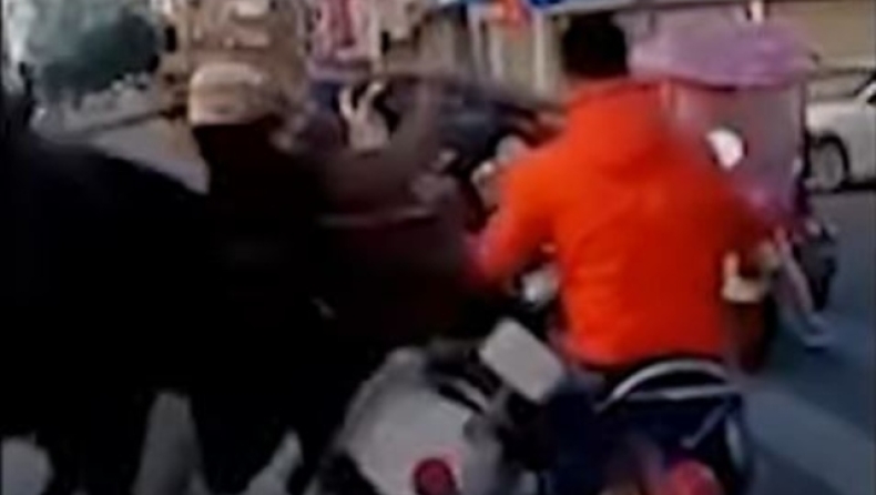 Μαινόμενος ταύρος στην Κίνα πέταξε γυναίκα από το σκούτερ της και τραυμάτισε άλλους επτά ανθρώπους (vid)