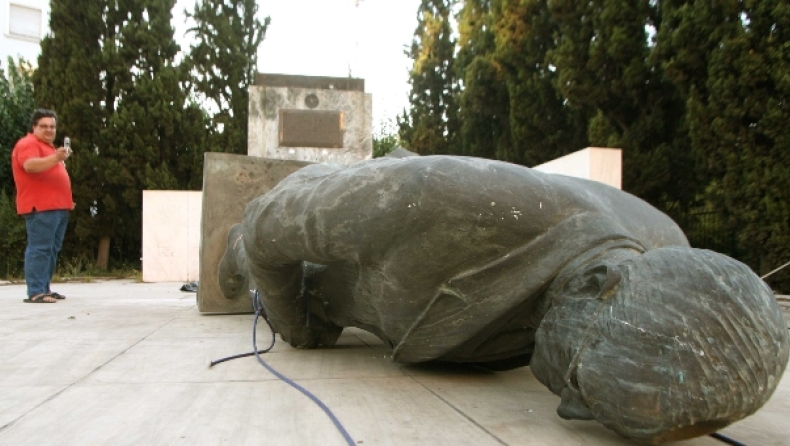 Το πολύπαθο άγαλμα του Χάρι Τρούμαν: Του έβαλαν τρεις βόμβες και το γκρέμισαν πέντε φορές