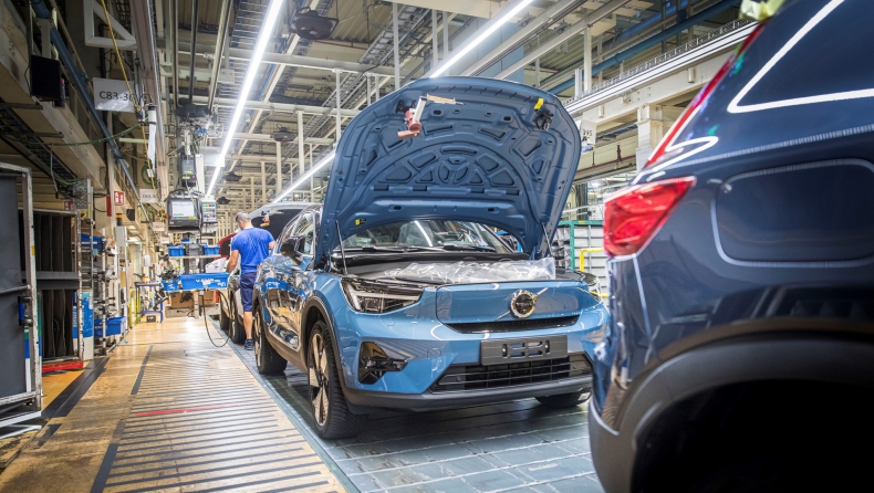 Volvo: Πολύ πιο ρυπογόνα η κατασκευή των ηλεκτρικών οχημάτων