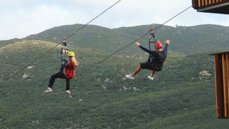 Ήρωας: 34χρονος έπεσε από τα 30 μέτρα για να σώσει μία γυναίκα που είχε «κολλήσει» σε zipline (vid)