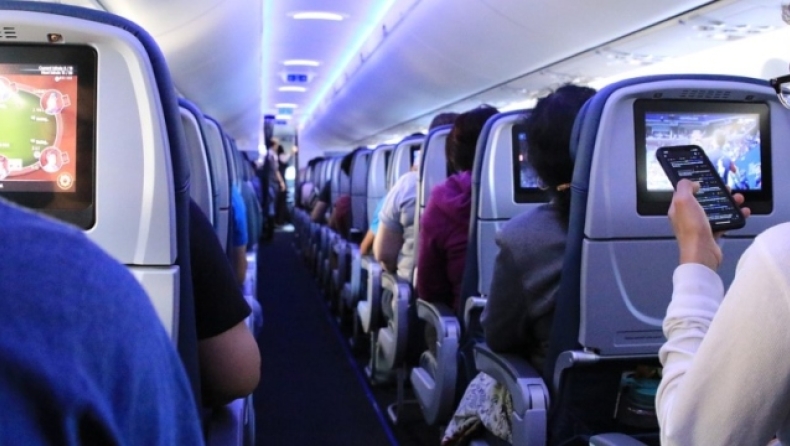 Ο λόγος που πρέπει ο επιβάτης να καλεί το πλήρωμα εάν πέσει το κινητό του σε συγκεκριμένο σημείο του αεροπλάνου