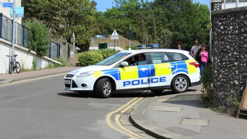 Αγγλίδα οδηγός προσπάθησε να ξεγελάσει αλκοτέστ της αστυνομίας πίνοντας αντισηπτικό χεριών