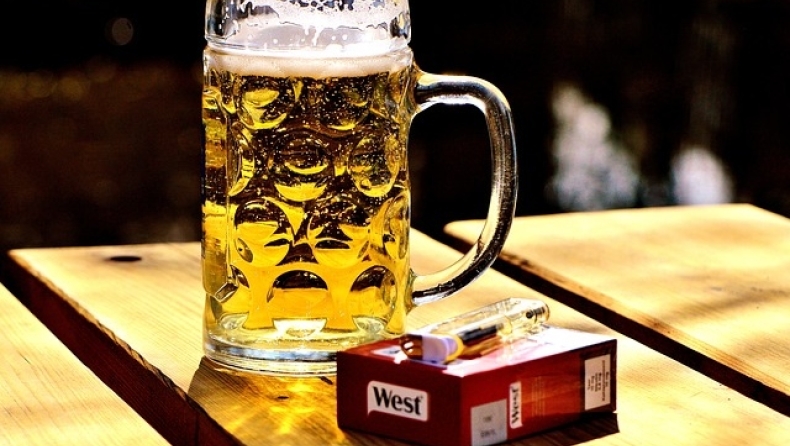 Η εξήγηση γιατί το ποτό «σηκώνει» τσιγάρο