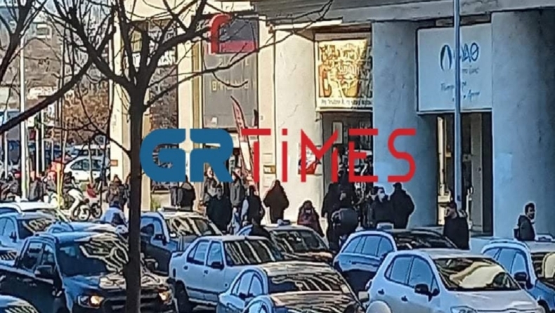 Άγρια επεισόδια μεταξύ Ρομά έξω από το Δικαστικό Μέγαρο στη Θεσσαλονίκη (vid)