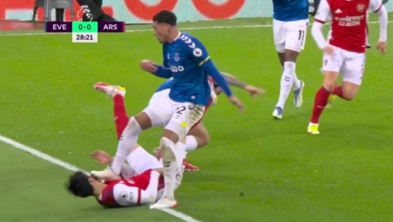 Έβερτον - Άρσεναλ: Ο Γκόντφρεϊ πάτησε στο πρόσωπο τον Τομιγιάσου και δεν είδε ούτε κάρτα (vid)
