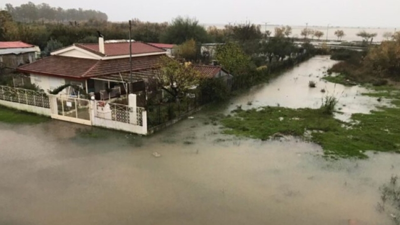 Στο έλεος της κακοκαιρίας η χώρα: Πλημμύρες, κατολισθήσεις και προβλήματα, εκκενώθηκαν οικισμοί (vid)