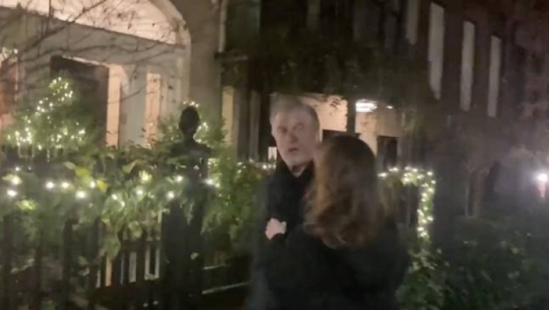 O Baldwin εκνευρίστηκε με δημοσιογράφο και κινήθηκε «απειλητικά» εναντίον του με ομπρέλα (vid)