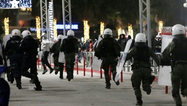 Ολυμπιακός: Επεισόδια οπαδών - αστυνομίας και χρήση δακρυγόνων έξω από το «Γ.Καραϊσκάκης»