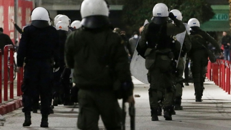 Ολυμπιακός: Επεισόδια οπαδών - αστυνομίας έξω από το κλειστό στον Ρέντη