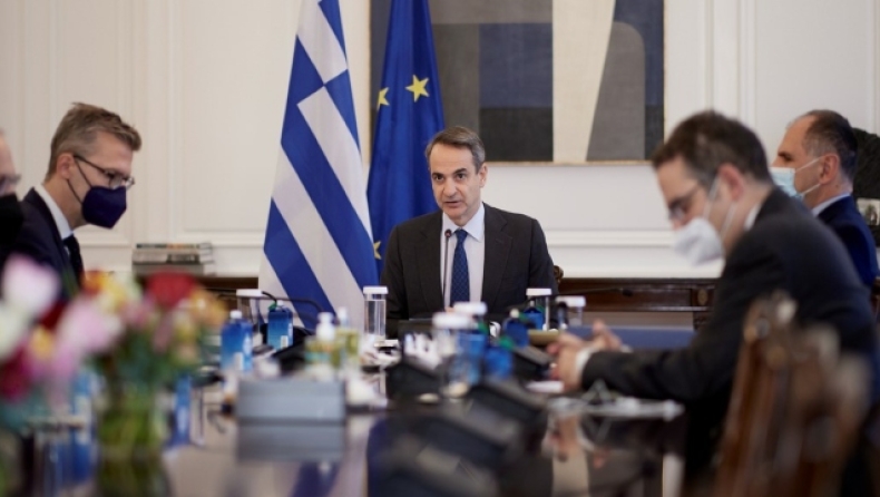 «Προανήγγειλε» μέτρα ο Μητσοτάκης: Τηλεργασία και ωράριο σε διασκέδαση-εστίαση