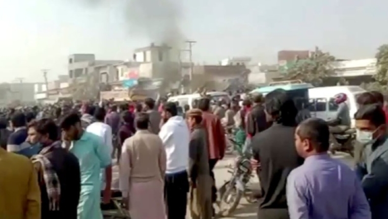 Απίστευτη φρικαλεότητα στο Πακιστάν: Βασάνισαν και έκαψαν ζωντανό διευθυντή εργοστασίου