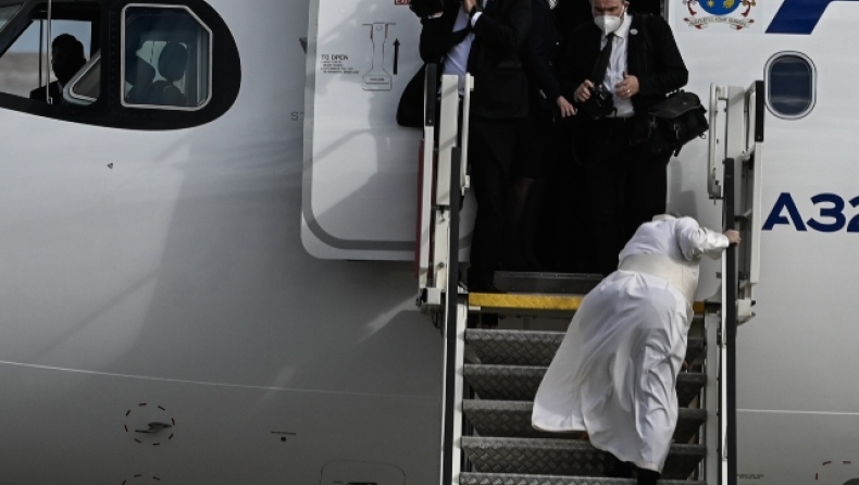 Σκόνταψε ο Πάπας καθώς ανέβαινε στο αεροπλάνο (vid)