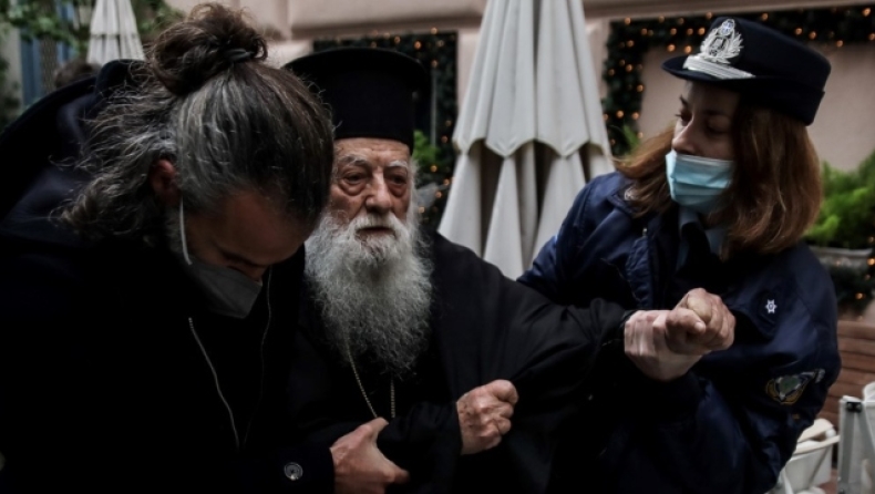 Αναστάτωση με ιερέα που διαμαρτυρόταν για την επίσκεψη του Πάπα: «Είναι αιρετικός! Πρέπει να μετανοήσει!»