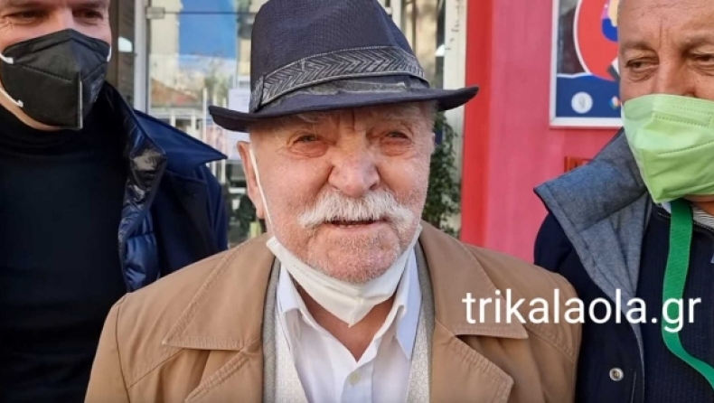 Παππούς 101 ετών στα Τρίκαλα δίνει το σύνθημα: «ΠΑΣΟΚ, ενωμένο δυνατό» (vid)