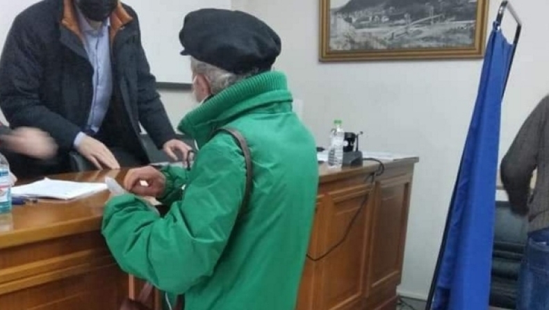 Ο 82χρονος ΠΑΣΟΚος από τα Τρίκαλα που ξεχώρισε ανάμεσα σε 260.000 που ψήφισαν στις εκλογές του ΚΙΝΑΛ