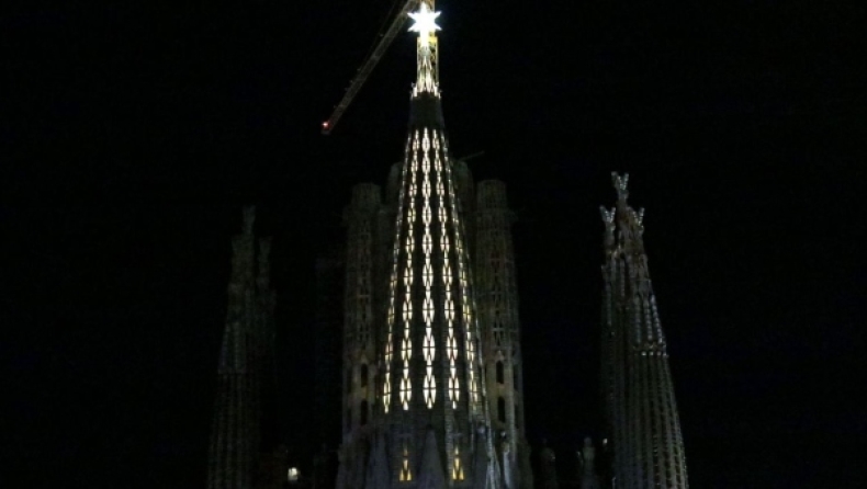 Ολοκληρώθηκε η «Σαγράδα Φαμίλια» μετά από 1.5 αιώνα, με το άστρο 5.5 τόνων! (vids)
