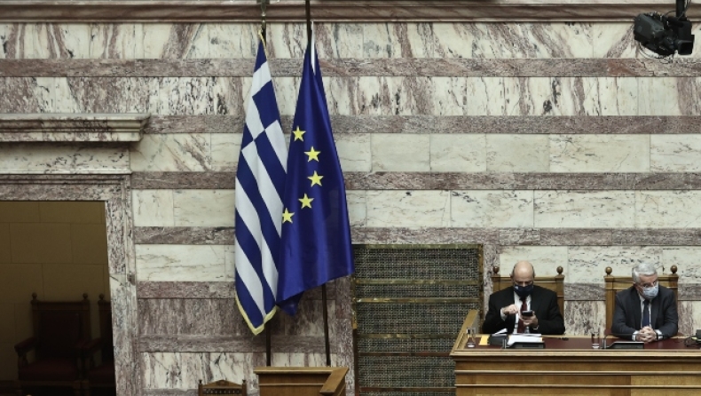 Ελληνική σημαία έπεσε στο κεφάλι υπαλλήλου της βουλής εν ώρα συζήτησης για εργατικά ατυχήματα