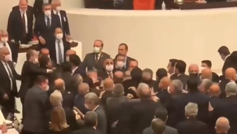 Έπεσε ξύλο στην τουρκική Εθνοσυνέλευση ανάμεσα σε βουλευτές (vid)