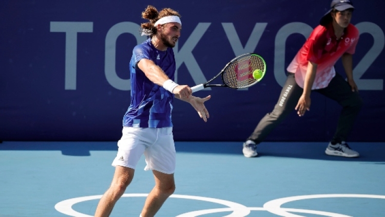 Ο Στέφανος Τσιτσιπάς παίζει τένις και ποδόσφαιρο στη σεισμόπληκτη περιοχή του Αρκαλοχωρίου