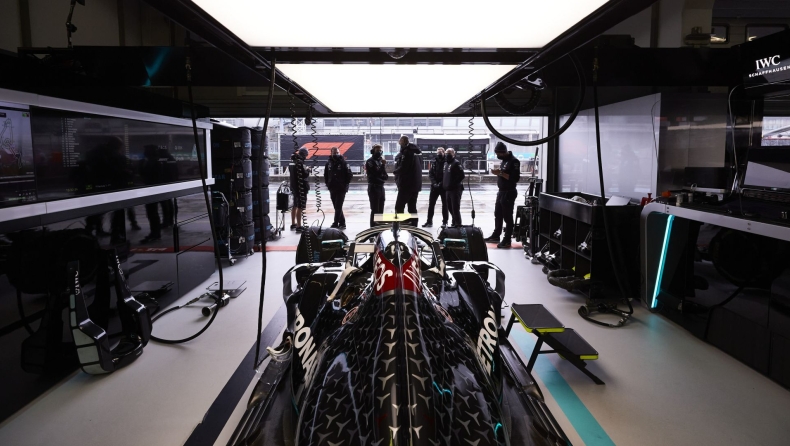 H Mercedes έβαλε μπρος το νέο μονοθέσιο (vid)